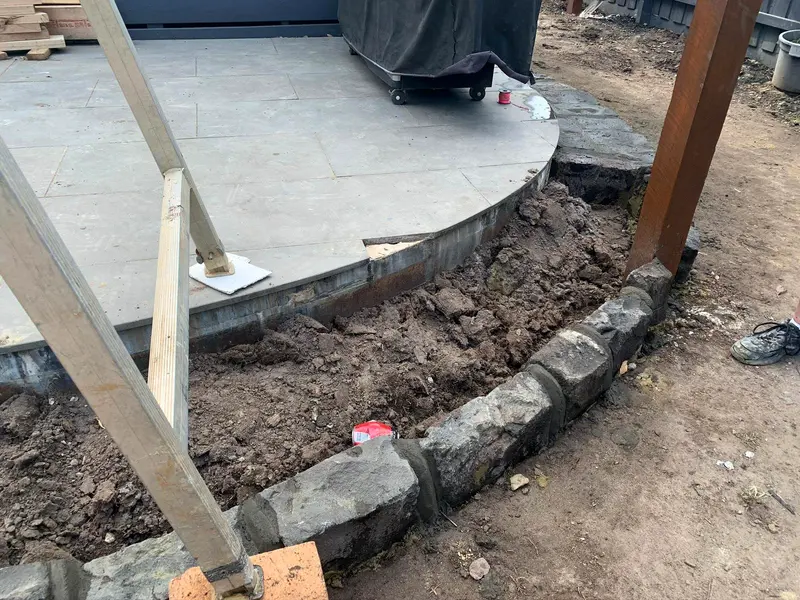 Curved patio with bluestone step edging